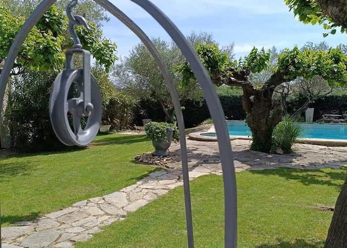 La Jasse Double Independante Avec Piscine Oda ve Kahvaltı 3*