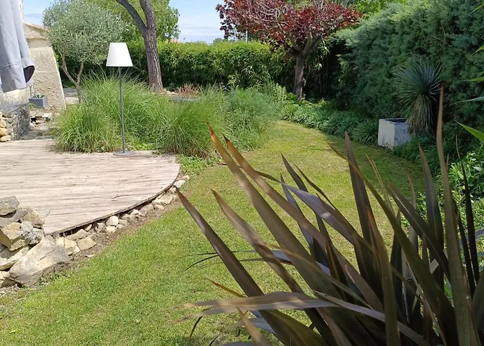 Oda ve Kahvaltı La Jasse Double Independante Avec Piscine Deaux